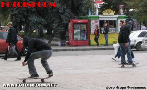 Центральную площадь Кировограда облюбовали подростки-скейтбордисты (фото)